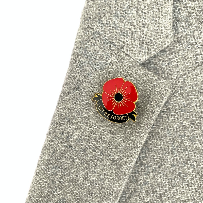 Brož vlčí mák připnutá na klopu saka 11 listopadu