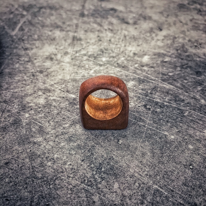 Hnědý dřevěný prsten Wood vel. 18