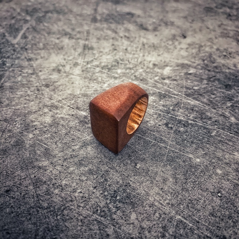 Hnědý dřevěný prsten Wood vel. 19