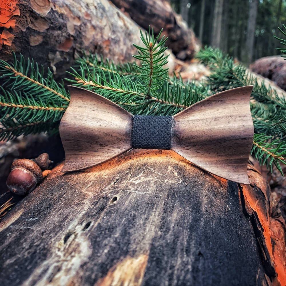 Dřevěný černý set - motýlek Sharp 3D + manžetové knoflíčky + modrý kapesník