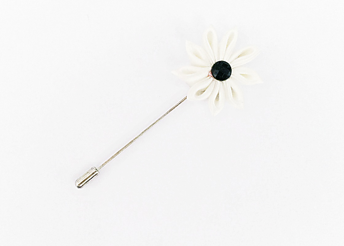 Bílá brož Flower Black