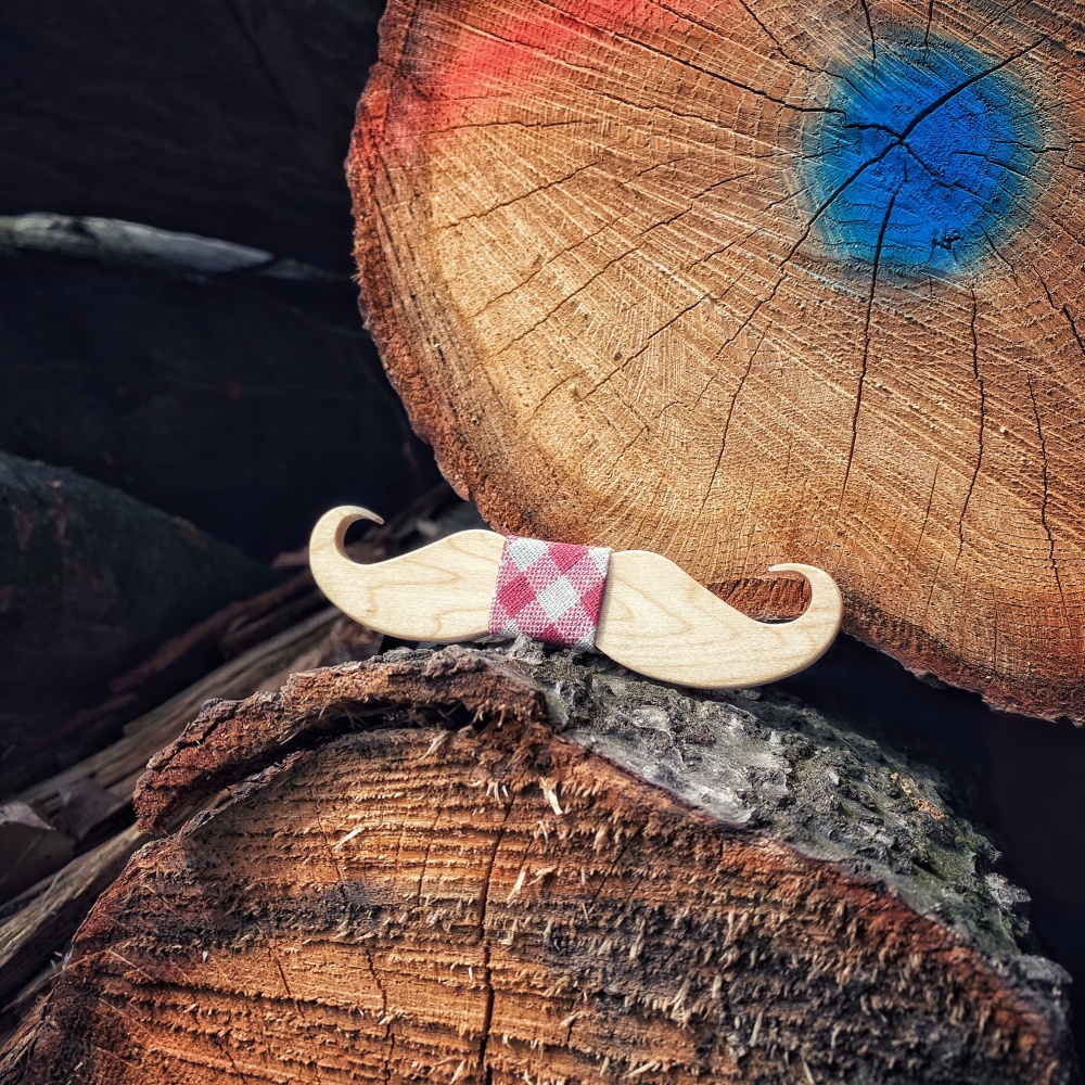 Červeno - bílý dřevěný pánský motýlek Knír 