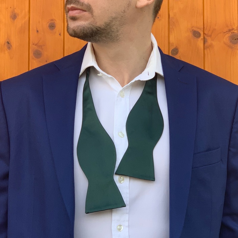 Tmavě zelený vázací motýlek Satin 