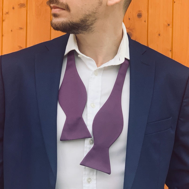 Tmavě fialový vázací motýlek Satin 