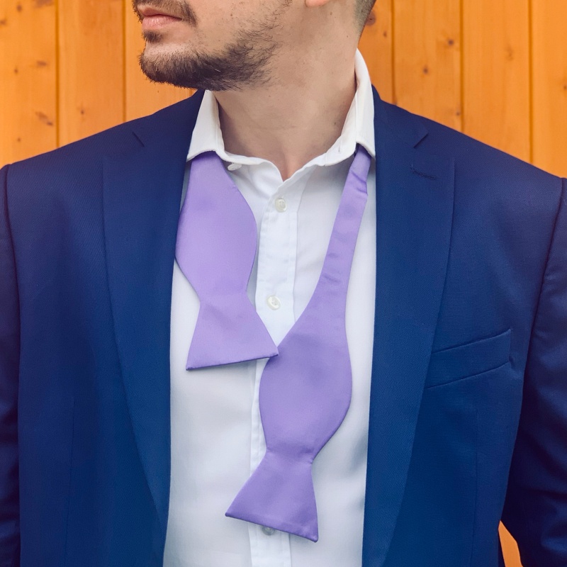 Světle fiialový vázací motýlek Satin 