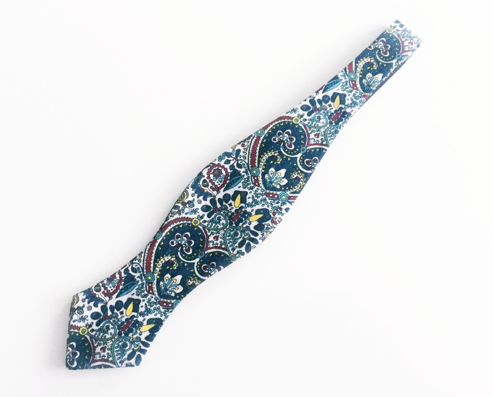 Barevný vázací motýlek Vintage Art