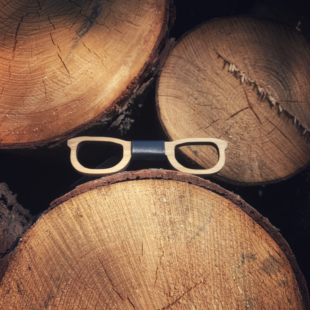 Dřevěný pánský motýlek Čiré brýle