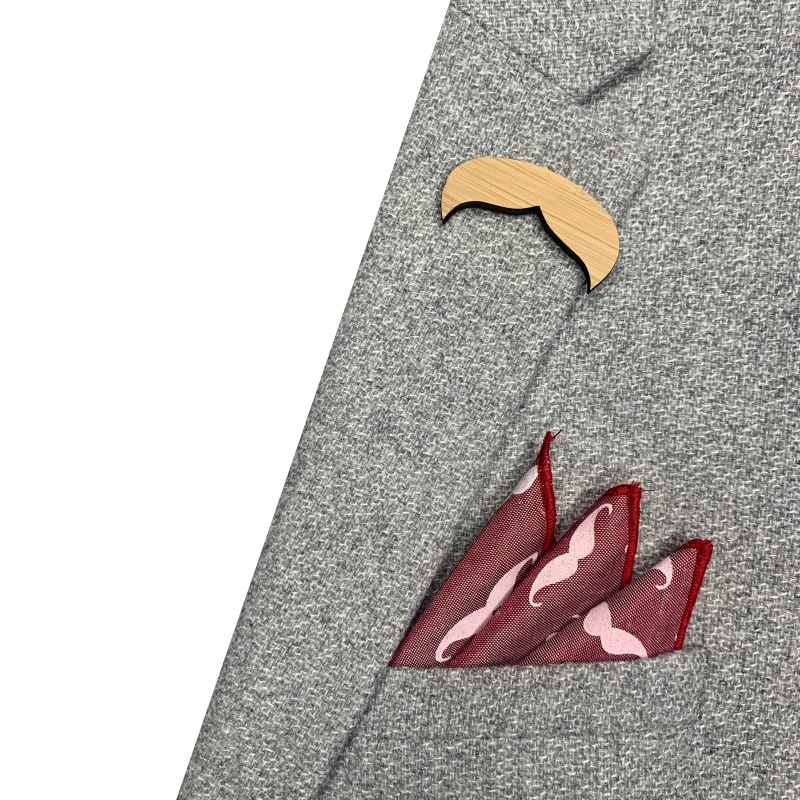 Dřevěná brož Knír bručoun