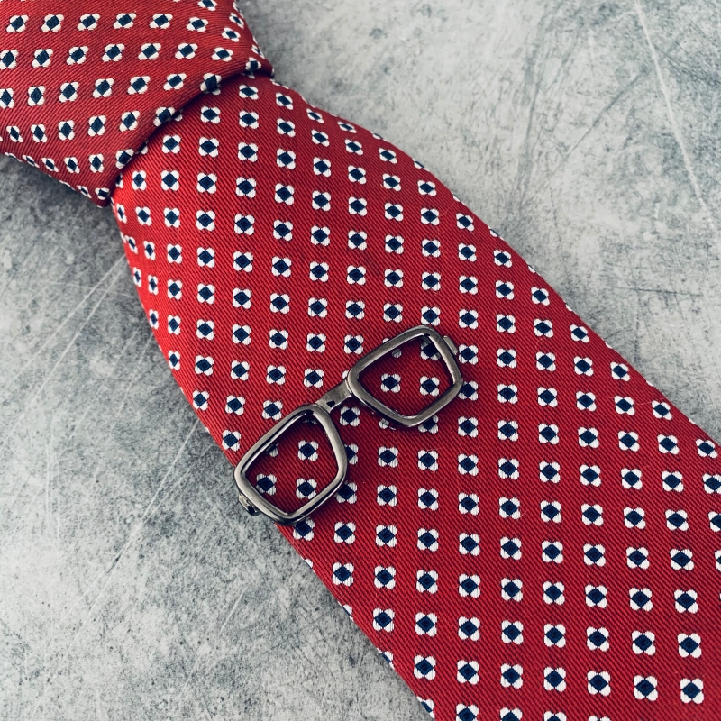 Spona na kravatu Šedé hranaté brýle