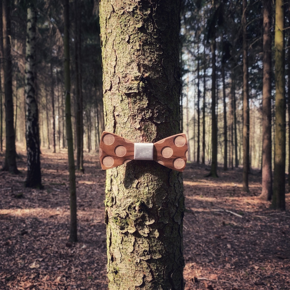 Dřevěný pánský motýlek Puntík Leather kostičky