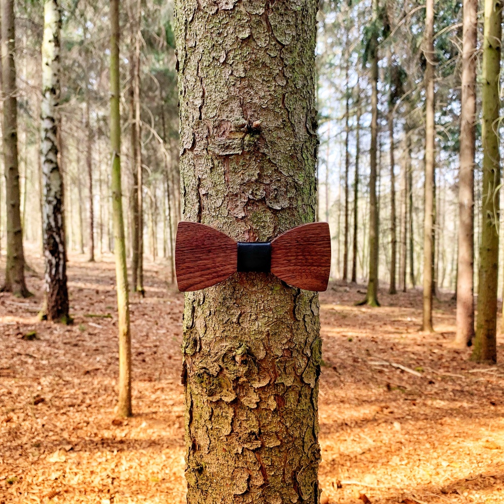 Dřevěný pánský motýlek Classic Leather ořech