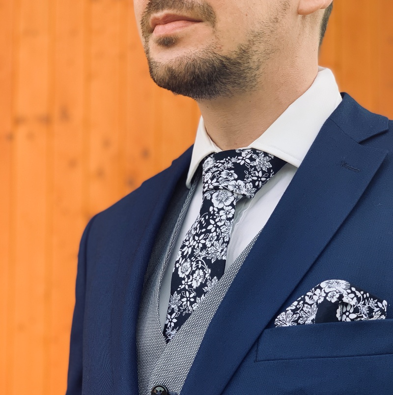 Modro - bílý set kravata, motýlek a kapesník Květiny