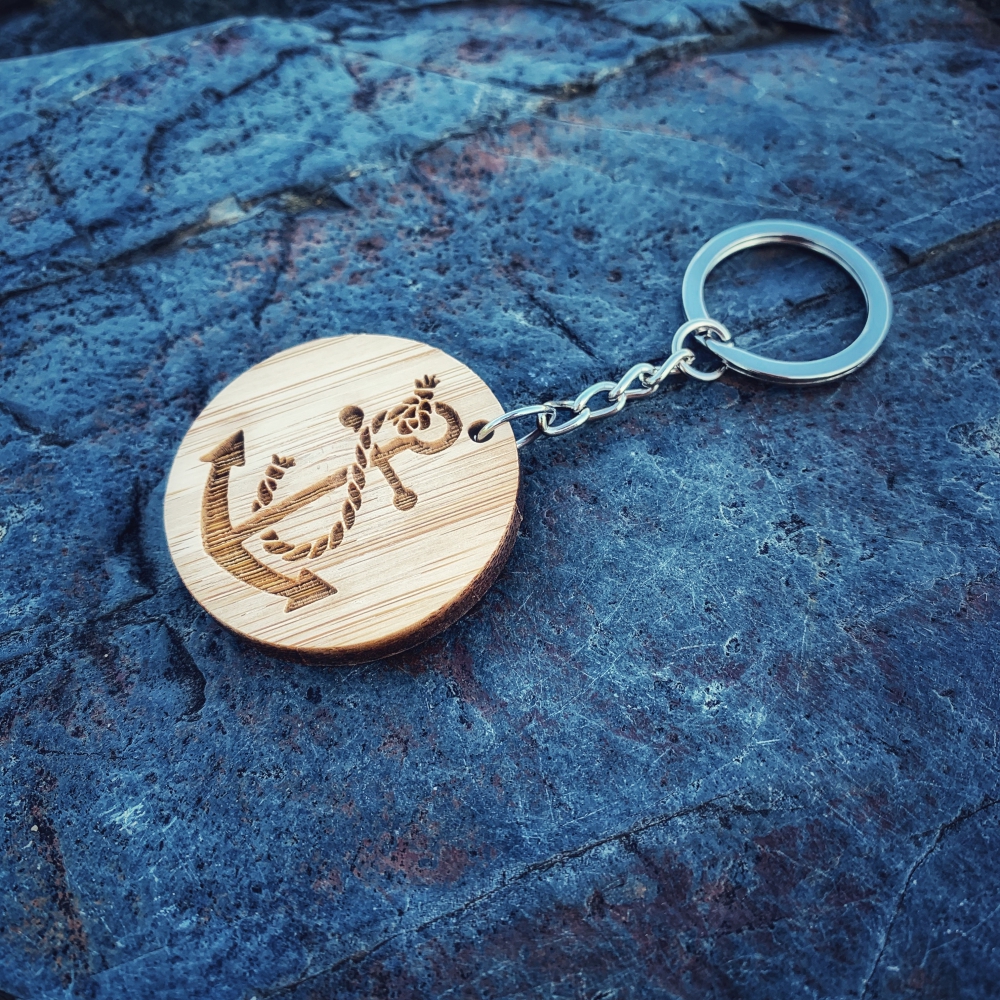 Dřevěná klíčenka Kotva s lanem
