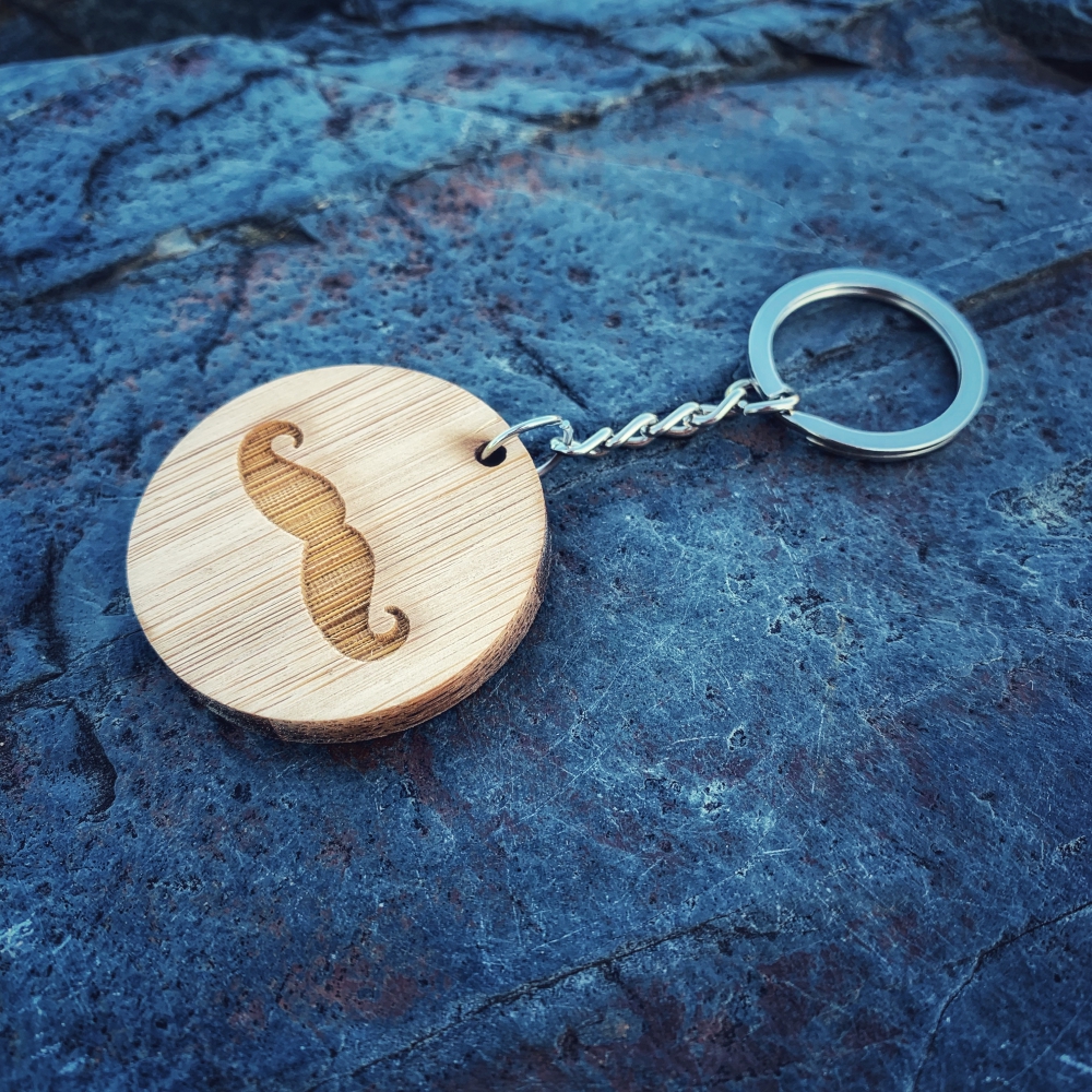 Dřevěná klíčenka Knír