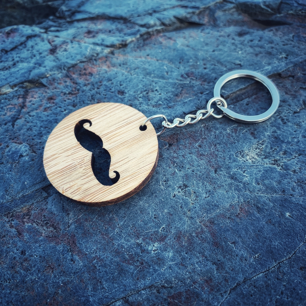 Dřevěná klíčenka Knír I. 