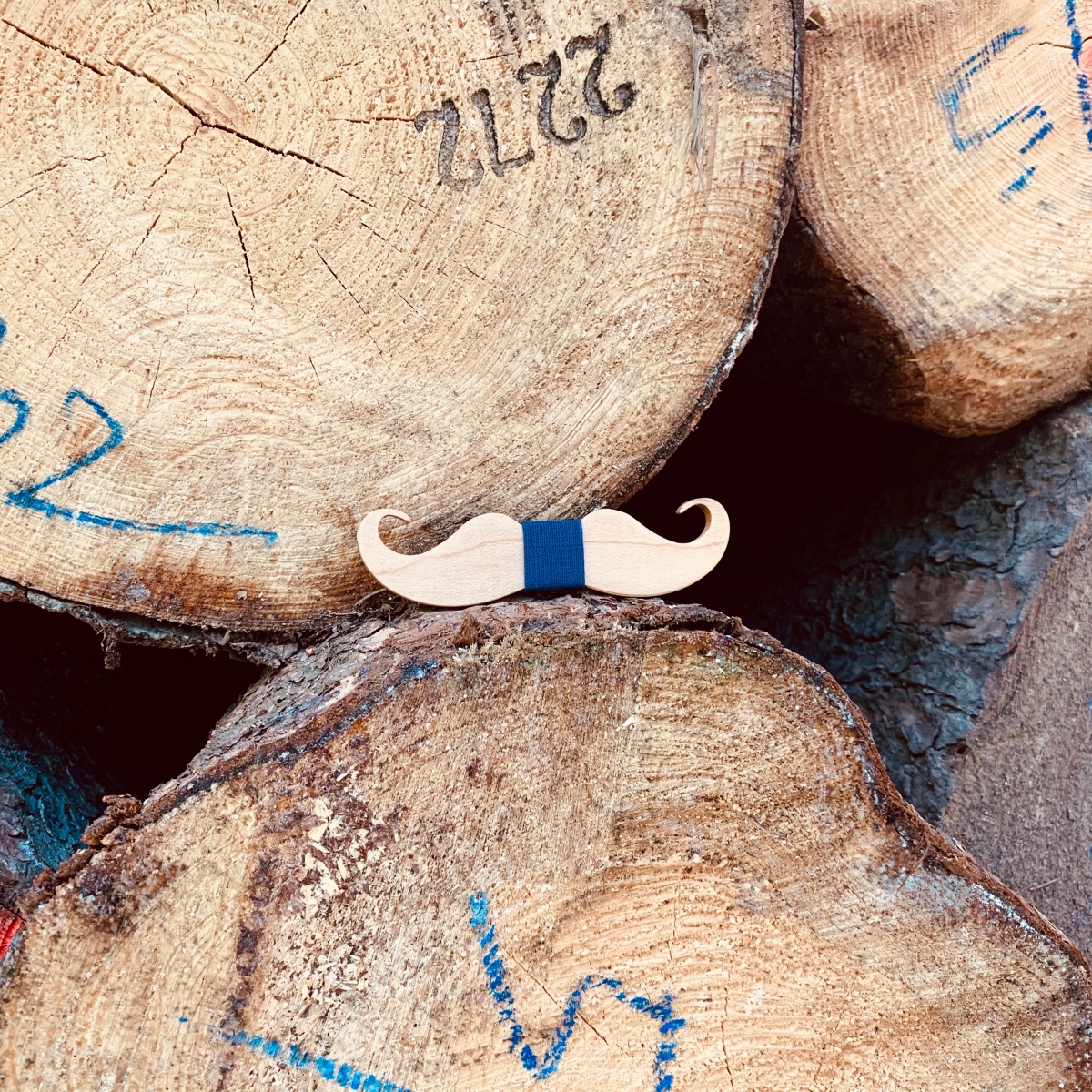 Dřevěný pánský motýlek Mahoosive Knír - denim 