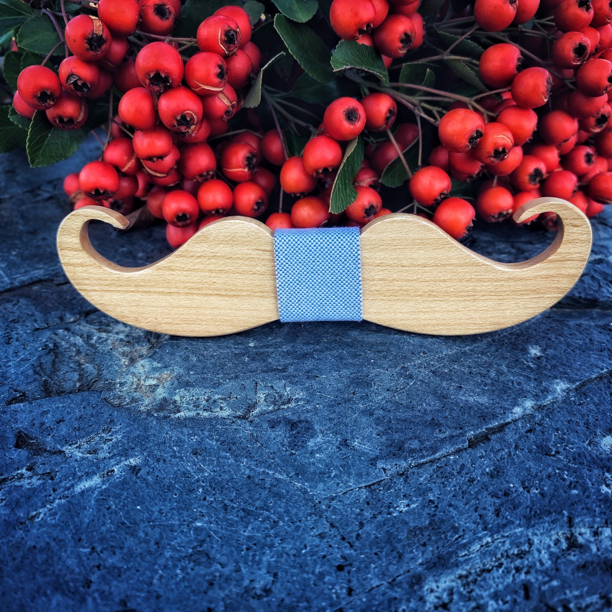 Dřevěný pánský motýlek Mahoosive Knír - modrý 