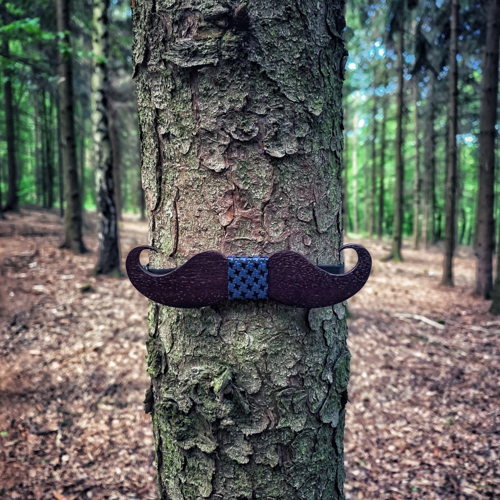 Dřevěný pánský motýlek Mahoosive Knír - x