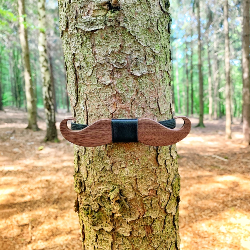 Dřevěný pánský motýlek Knír Vlašáček leather