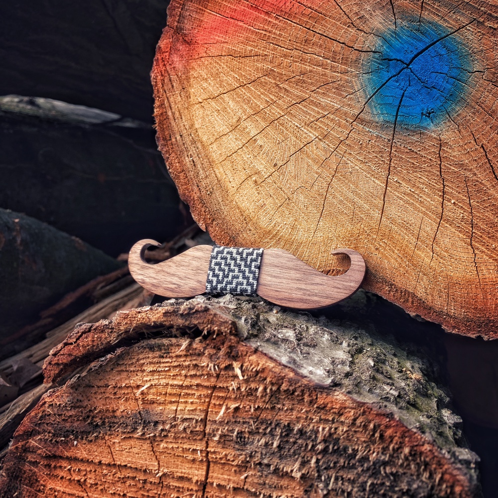 Dřevěný pánský motýlek Knír Bludiště 