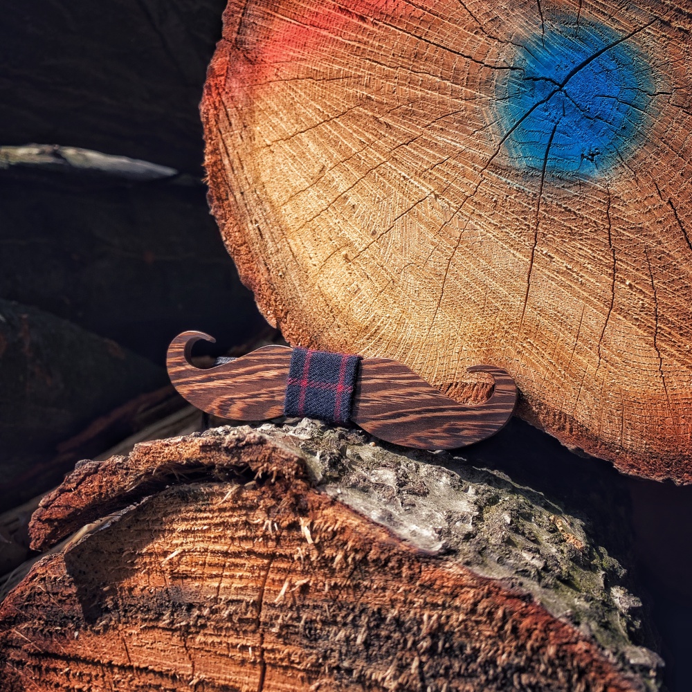 Dřevěný pánský motýlek Knír Line