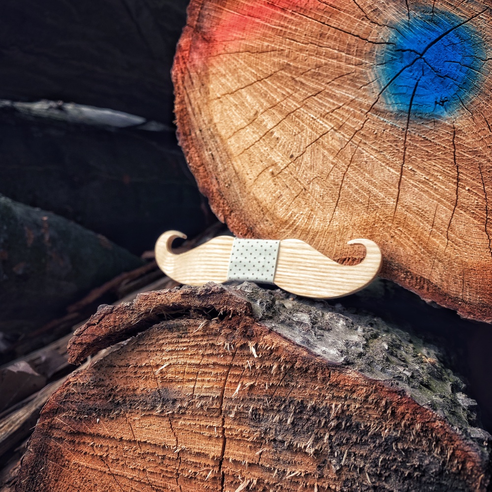 Dřevěný pánský motýlek Knír Tečkovaný