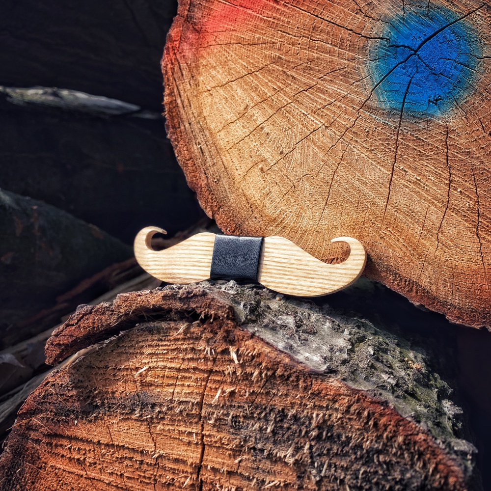 Dřevěný pánský motýlek Knír Leather jasanový