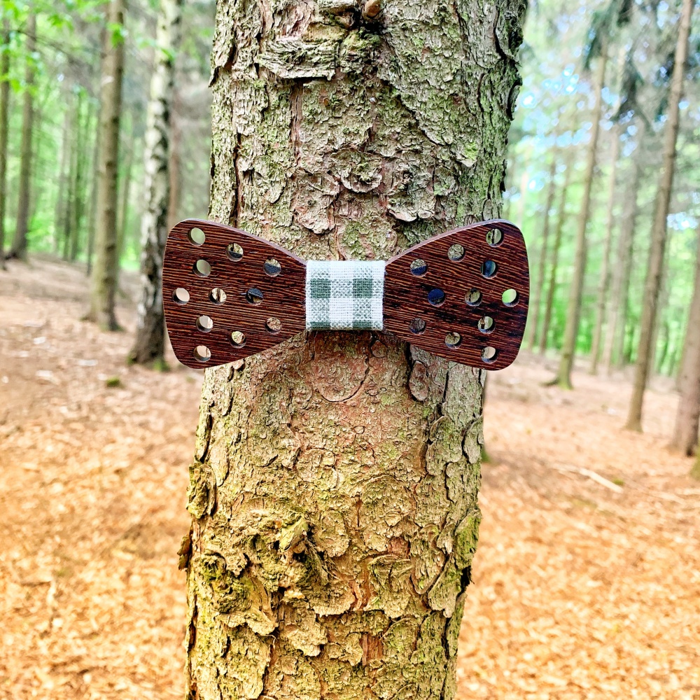 Dřevěný pánský motýlek Small Dot Kostky I.