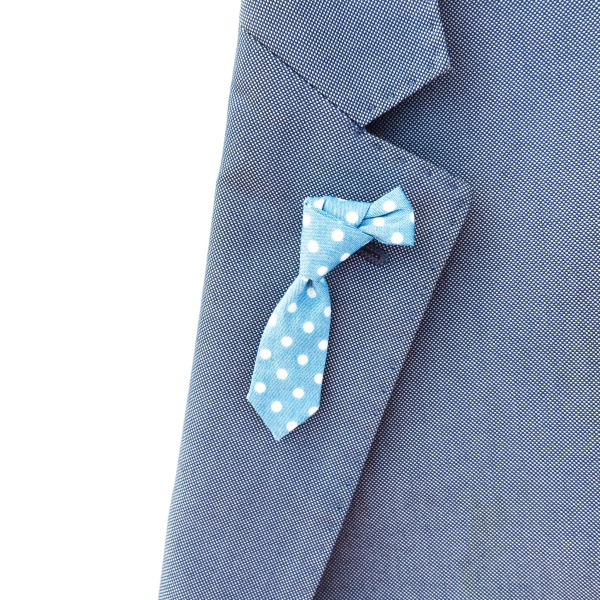 Světle modrá brož Kravata dot 