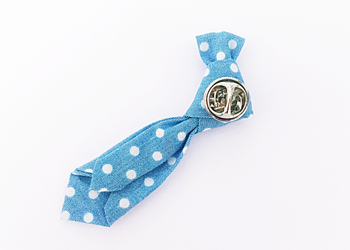 Světle modrá brož Kravata dot I.