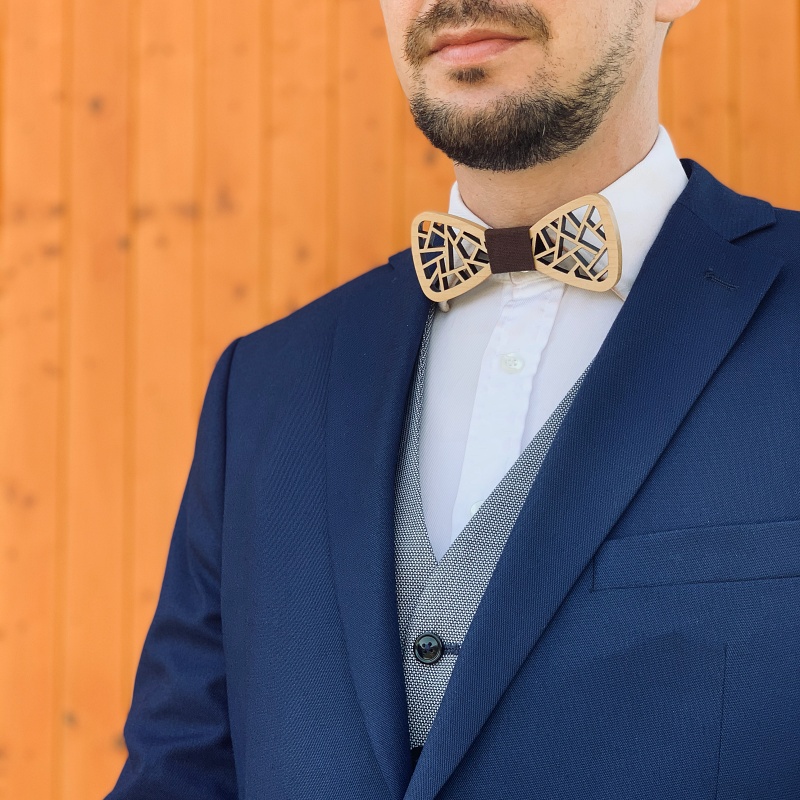 Dřevěný pánský motýlek Geometric Hnědák + manžetové knoflíčky 