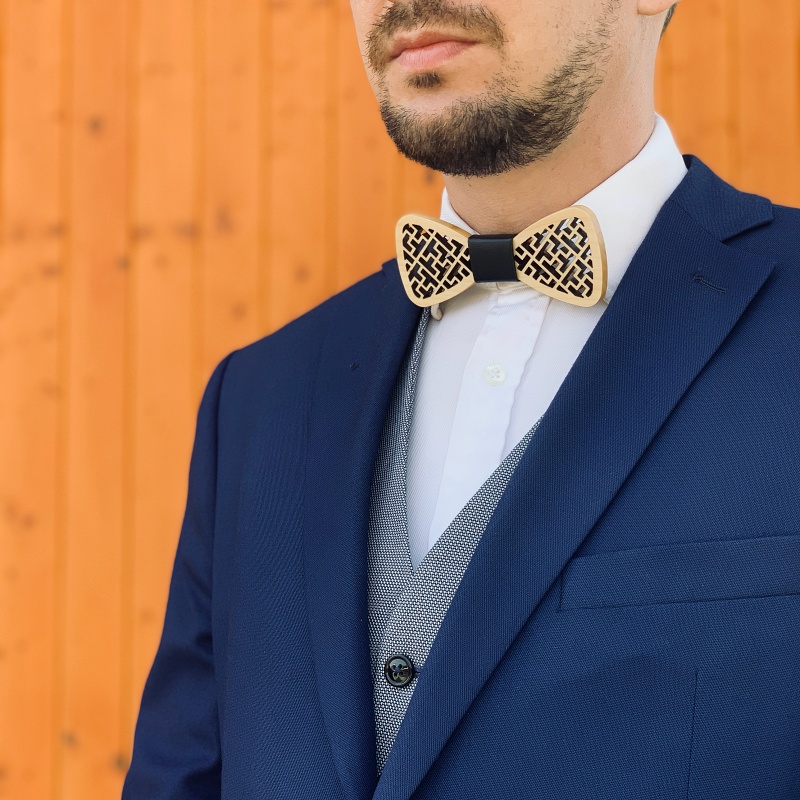 Dřevěný pánský motýlek Labyrint Leather + manžetové knoflíčky 