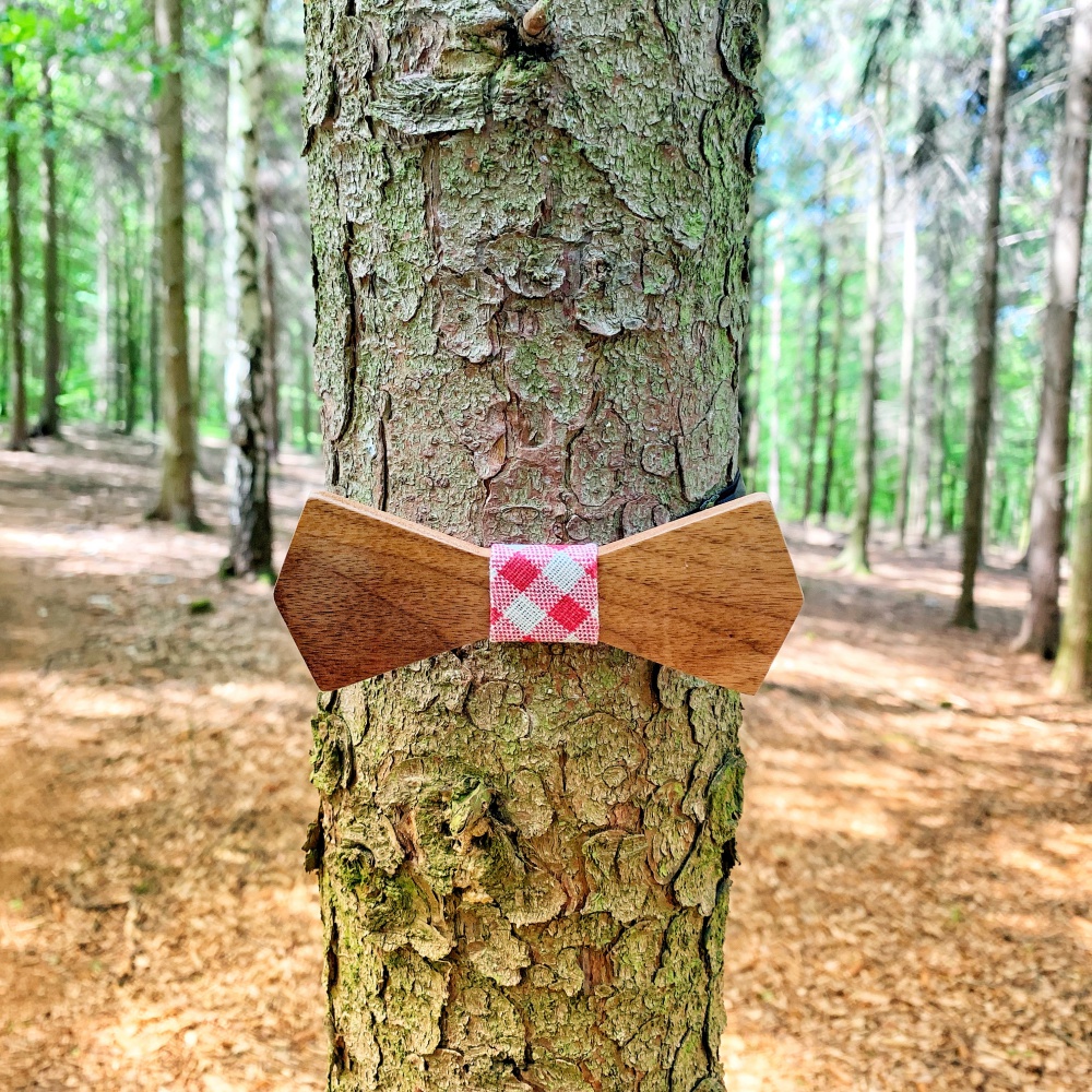 Dřevěný pánský motýlek Slim Kostky červeno - bílé