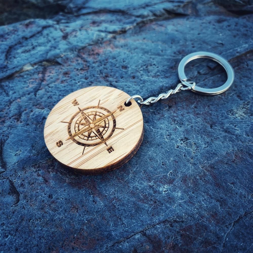 Dřevěná klíčenka Kompas 