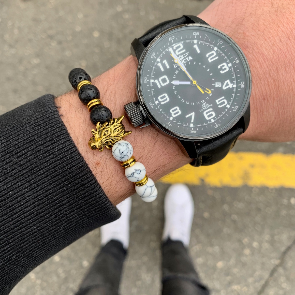 Černo - bílý náramek zlatý Vlk - láva 