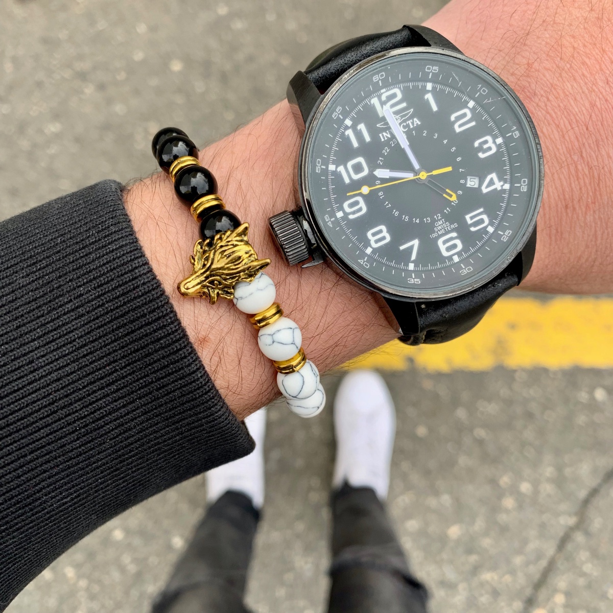 Černo - bílý náramek zlatý Vlk