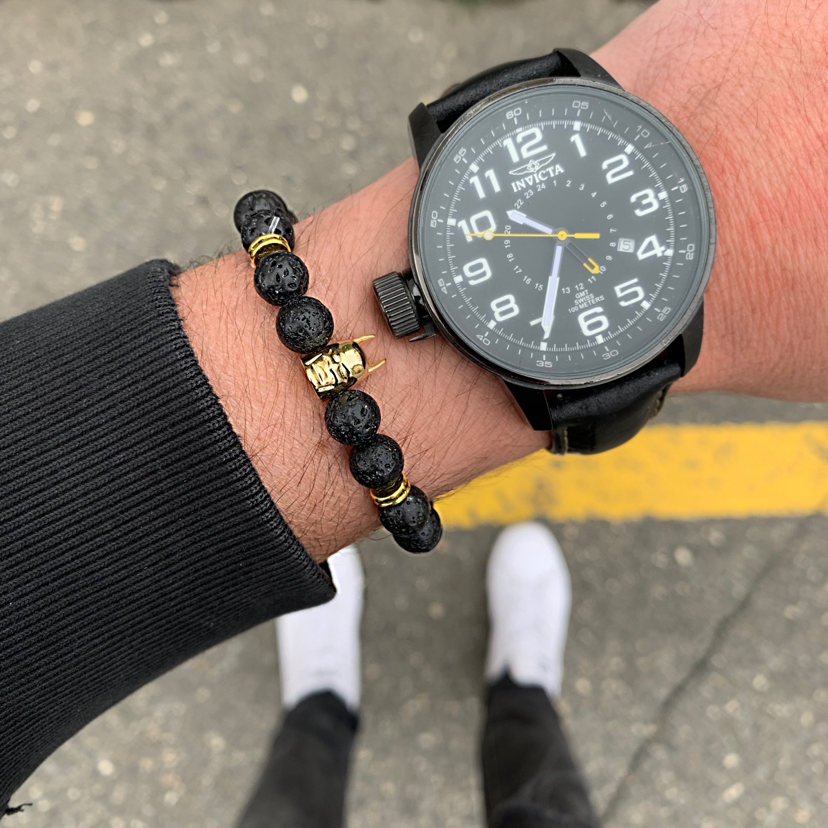 Černý lávový náramek zlatý Bat