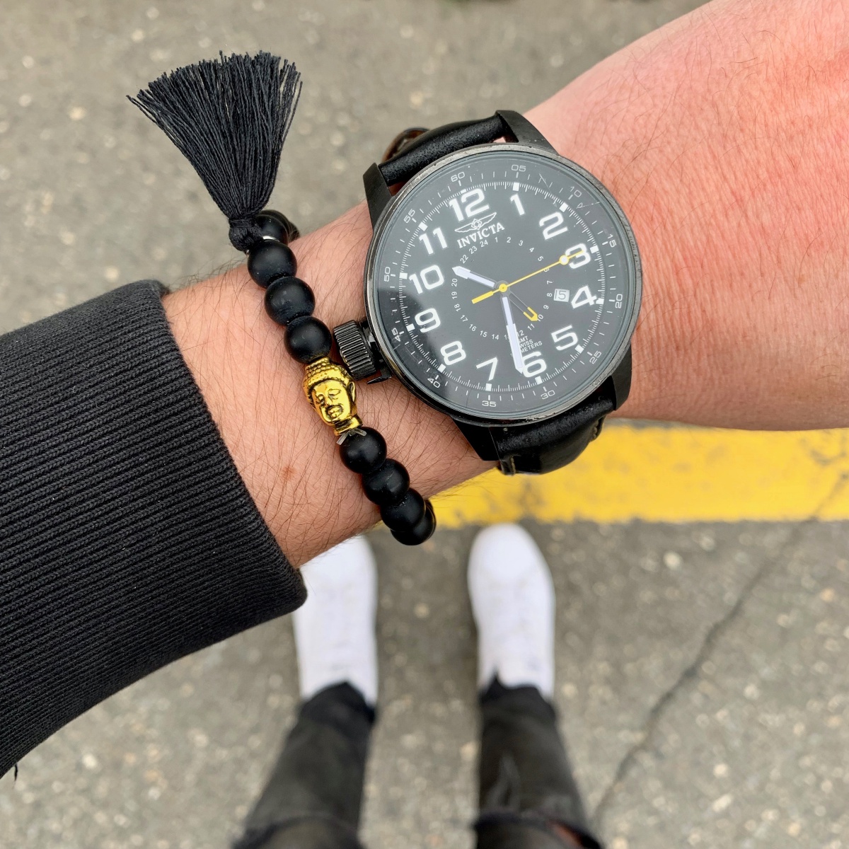 Matně černý náramek zlatý Buddha střapec 