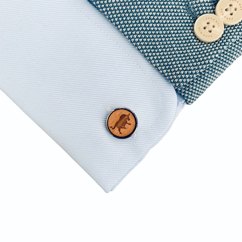 Dřevěné manžetové knoflíčky Divoký býk a toreador