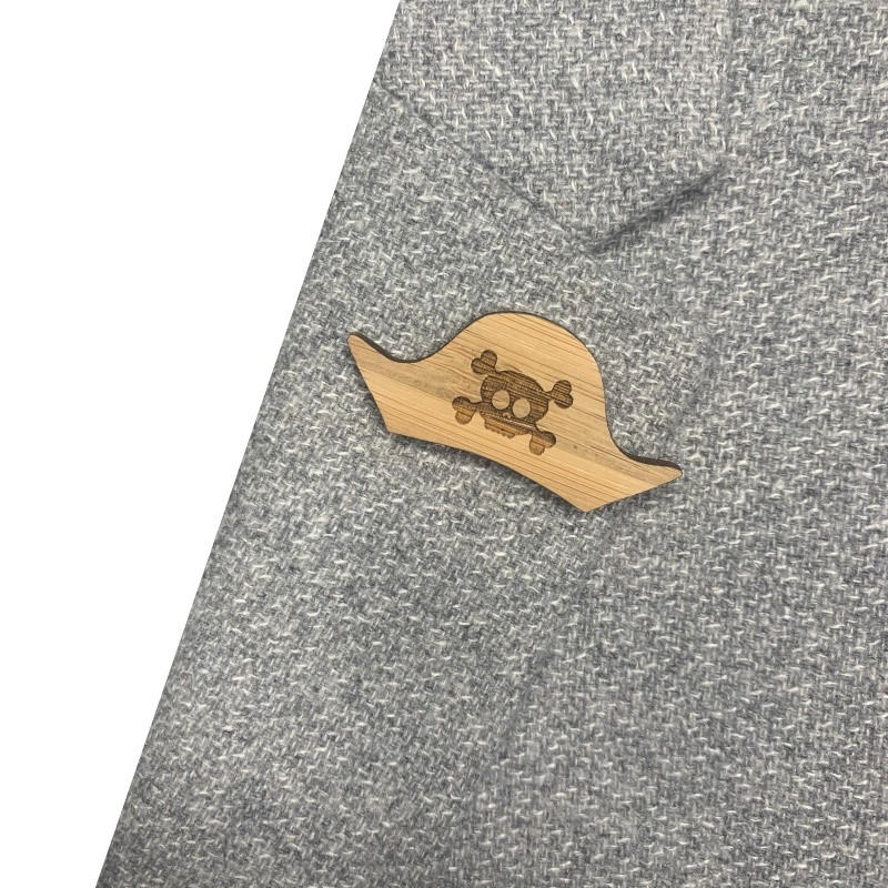 Dřevěná brož Pirátský klobouk 