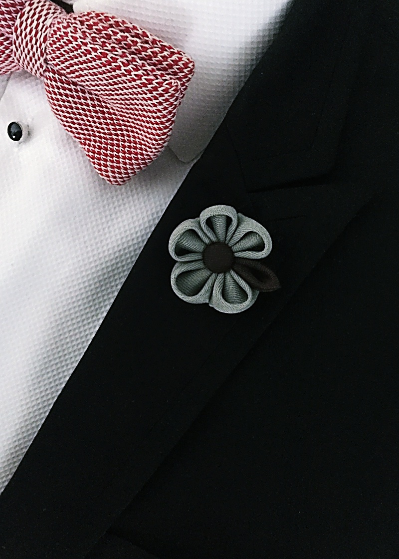 Šedo - hnědá brož Flower Arrow