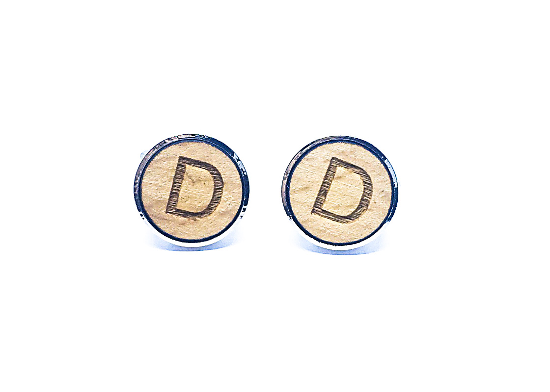 Dřevěný manžetový knoflíček Iniciál D