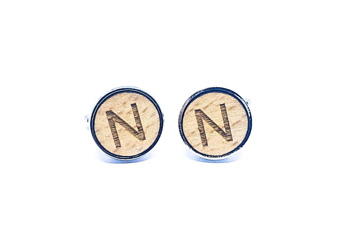 Dřevěný manžetový knoflíček Iniciál N
