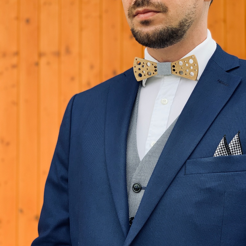 Dřevěný pánský motýlek Mahoosive Doutník Ementál - černobílý