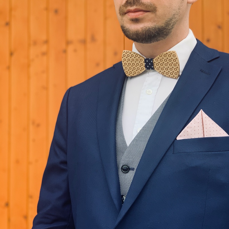 Dřevěný pánský motýlek Mahoosive Matice - modrý puntík 