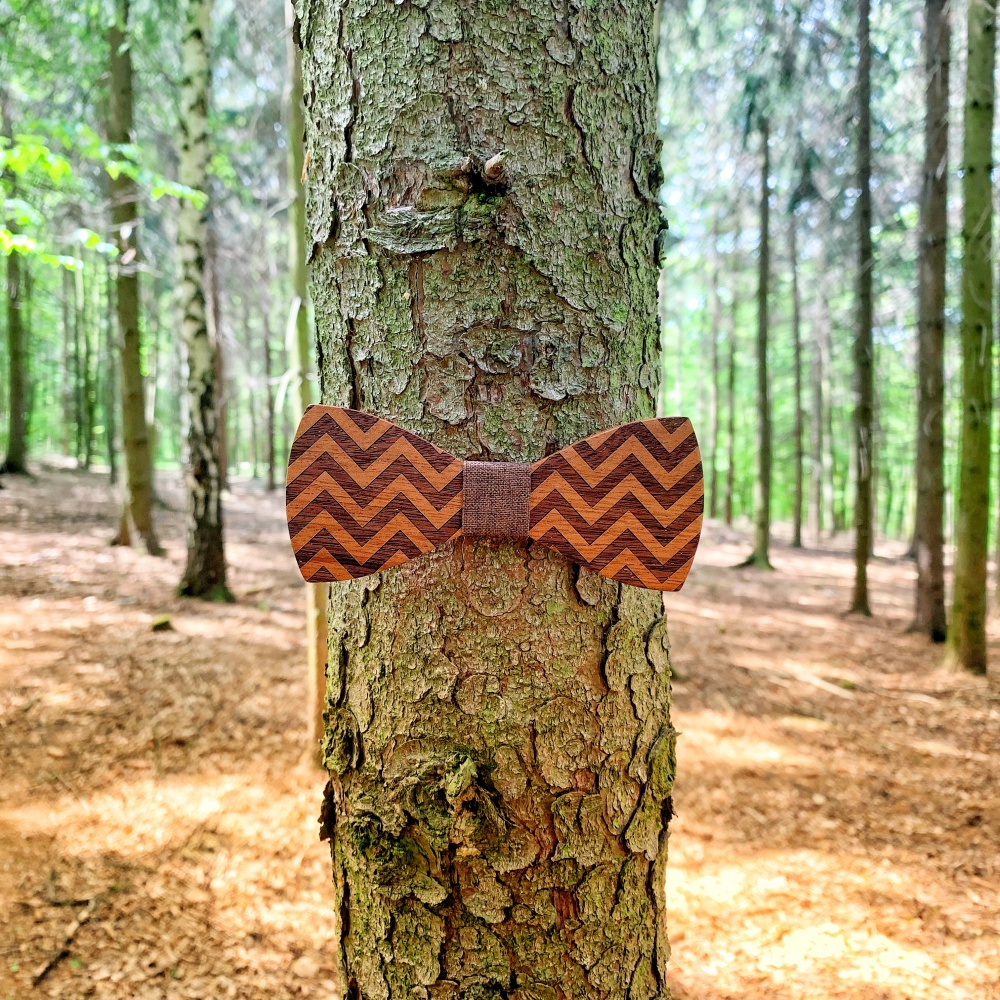 Dřevěný pánský motýlek Mahoosive Cik - Cak hnědý