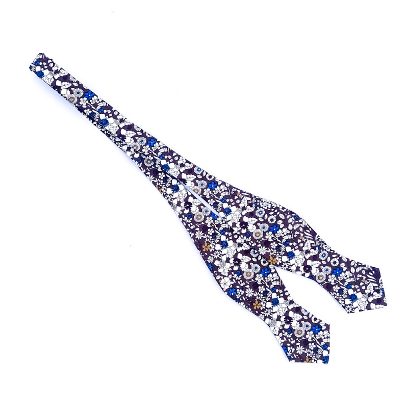 Hnědý vázací motýlek Květiny