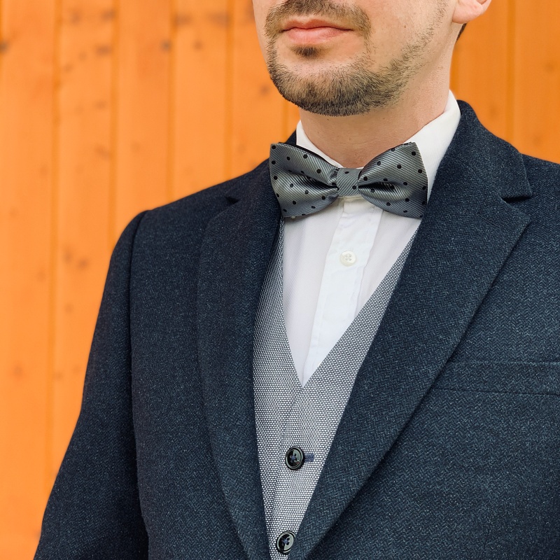 Šedý motýlek Black dot 