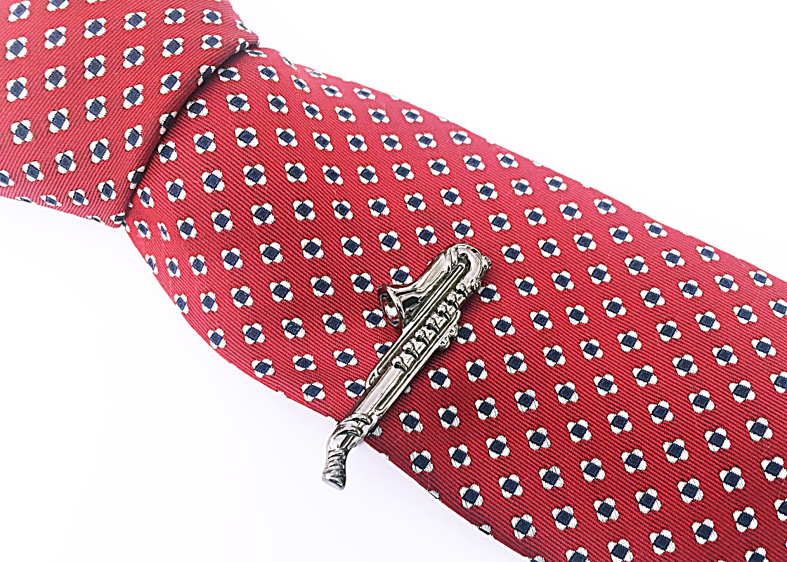 Šedá spona na kravatu Saxofon 