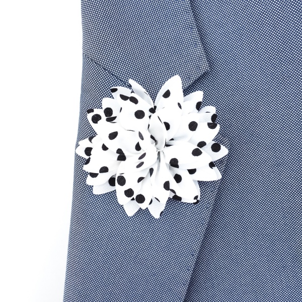 Bílo - černá brož Květina puntíčky